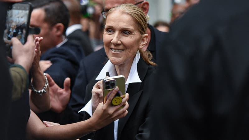 Céline Dion à la rencontre de fans, à la sortie de son hôtel, à Paris, en marge de la cérémonie des Jeux Olympiques, le 23 juillet 2024
