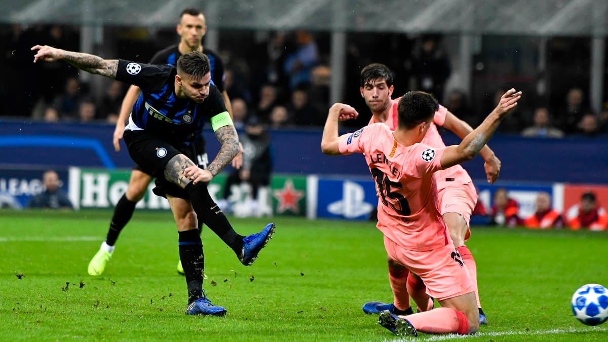 Mauro Icardi marque contre Barcelone avec l'Inter en Ligue des champions en 2018 Mauro Icardi marque contre Barcelone avec l'Inter en Ligue des champions en 2018