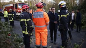 Emmanuel Macron rencontre des secours finistériens après le passage de la tempête Ciaran, le 3 novembre 2023