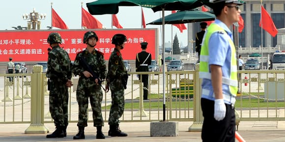 Des hommes armés chinois devant la place Tiananmen, le 3 juin 2014. Des hommes armés chinois devant la place Tiananmen, le 3 juin 2014.