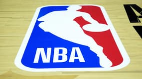 Le logo de la NBA sur un parquet.