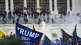 Affrontements entre des partisans du président américain Donald Trump et les forces de l'ordre sur les marches du Capitole le 6 janvier 2021 à Washington 