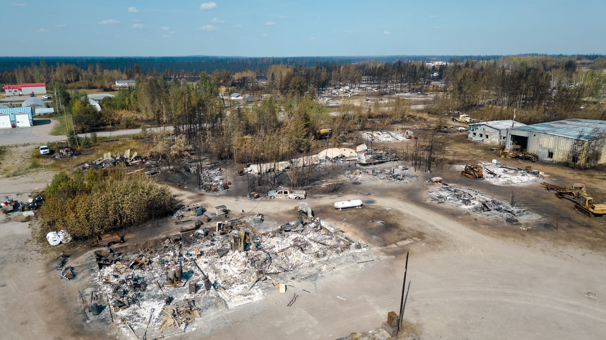 Des restes carbonisés sur le bord de la route à Enterprise, Territoires du Nord-Ouest, Canada, le 20 août 2023.