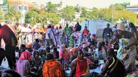 Des habitants chassés de leur domicile se sont rassemblés sur la place de la Républque de Mamouzou, chef-lieu de Mayotte.