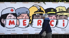 Un poster pour remercier les personnes qui luttent contre le coronavirus, à Paris, le 14 avril 2020.