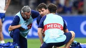 Antoine Dupont, capitaine du XV de France, soigné après sa blessure au visage lors du match de Coupe du monde France-Namibie (96-0), le 21 septembre 2023