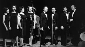 Jean Cussac (au centre) avec les Swingle Singers dans l'émission "Paris sur scène" le 28 janvier 1965