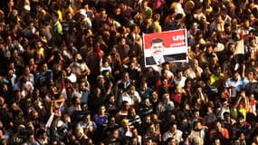 Les Frères musulmans, qui ont poursuivi vendredi leur démonstration de force dans les rues du Caire et les généraux au pouvoir en Egypte pourraient trouver une issue à la guerre des mots qui les oppose par le biais de négociations discrètes engagées en co