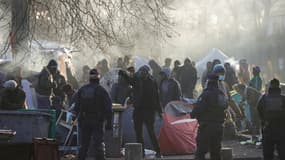 Evacuation par la police d'un campement de consommateurs de crack Porte de la Villette, le 24 janvier 2022 au nord de Paris