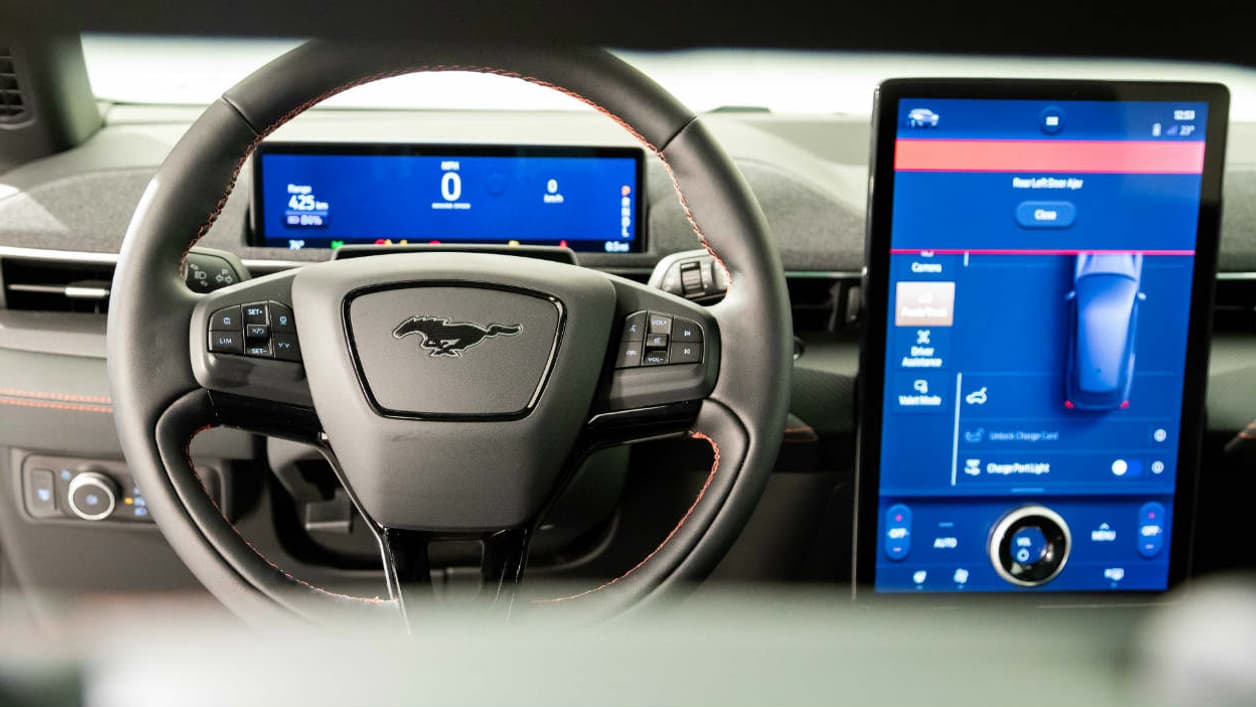 La planche de bord du nouveau SUV. La planche de bord du nouveau SUV.