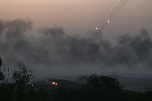 Une photo prise dans la ville de Sderot, au sud d'Israël, montre des roquettes tirées depuis Gaza en direction d'Israël le 28 octobre 2023, alors que les combats se poursuivent entre Israël et le groupe palestinien Hamas.