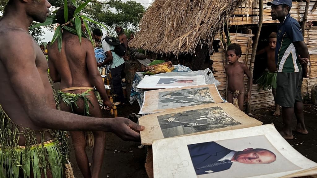 Des habitants de Tanna montrent les photos qu'ils gardent précieusement du prince Philip, le 6 mai 2023. Des habitants de Tanna montrent les photos qu'ils gardent précieusement du prince Philip, le 6 mai 2023.