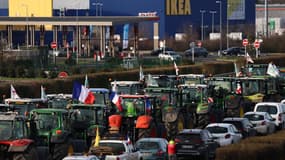 Des agriculteurs conduisant des tracteurs participent à un blocage de l'autoroute A6 près de Villabe, au sud de Paris, le 29 janvier 2024. 