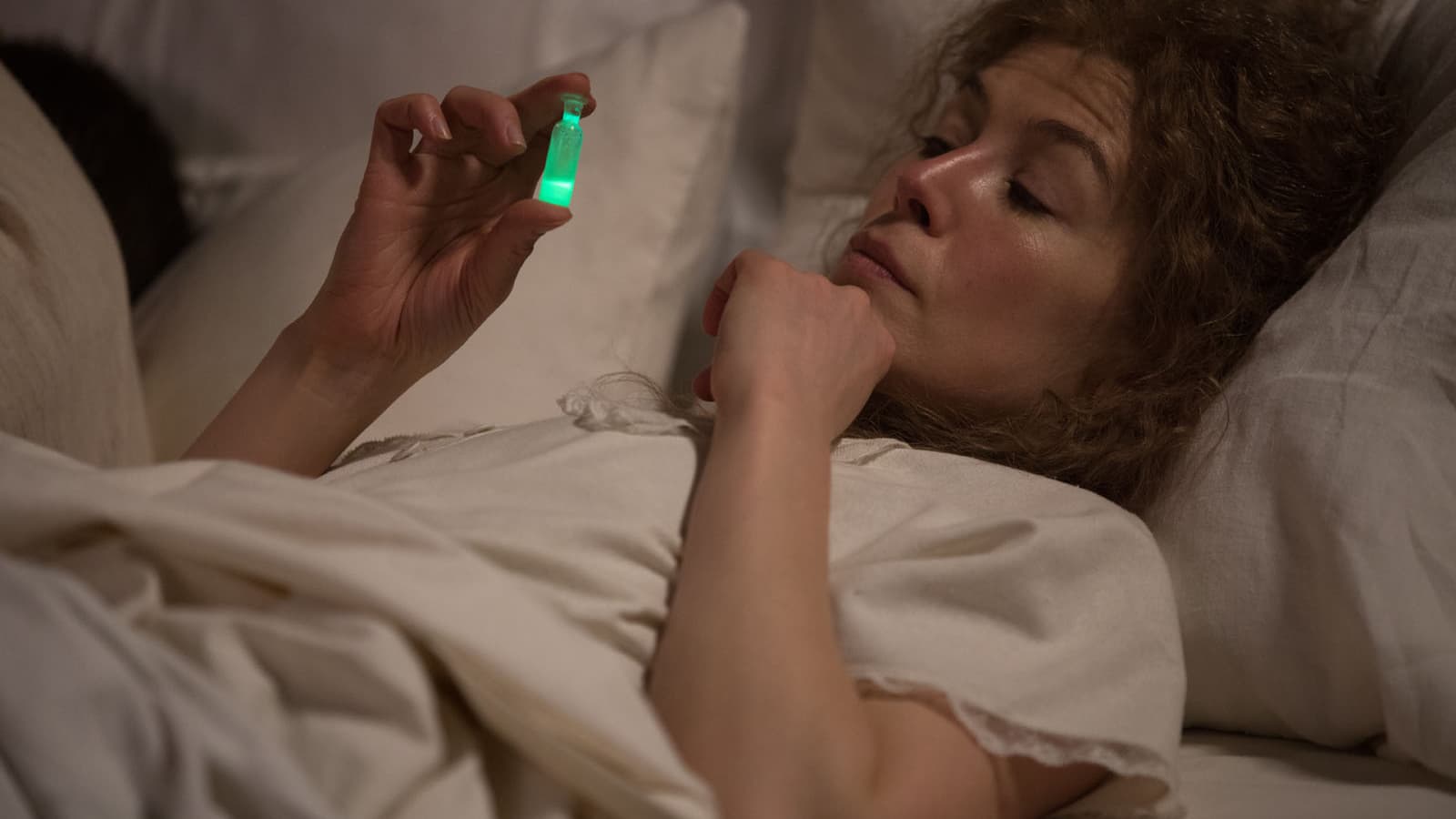 Rosamund Pike dans Radioactive