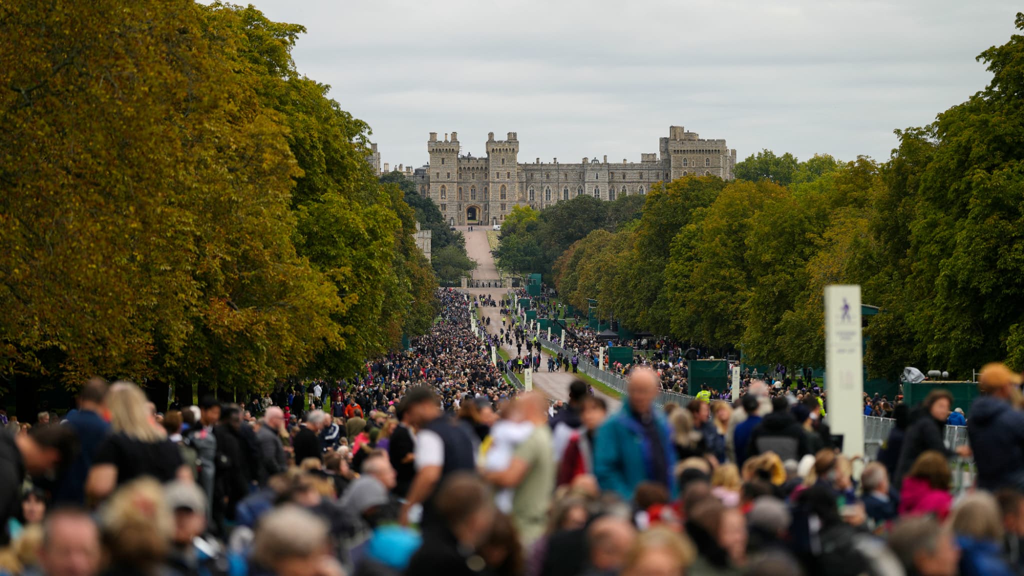 Foule massée devant le château de Windsor, attendant l'arrivée du cercueil d'Elizabeth II, le 19 septembre 2022