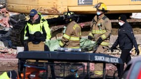 Les secours retirent un corps sans vie des décombres d'une usine de bougies à Mayfield après le passage de tornades dévastatrices.