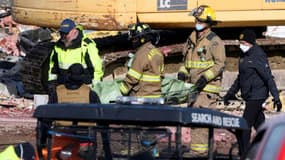 Les secours retirent un corps sans vie des décombres d'une usine de bougies à Mayfield après le passage de tornades dévastatrices.