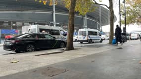 Des véhicules de police devant le Stade de France 