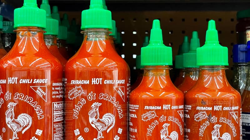 Des bouteilles de sauce Sriracha (illustration)
