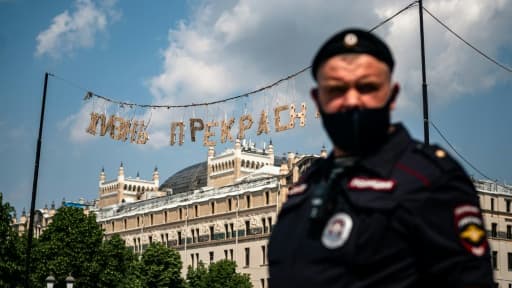 Un policier masqué à Moscou le 9 juin 2020