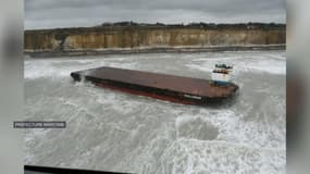Barge échouée sur une plage de Sotteville-sur-Mer ce lundi 9 décembre