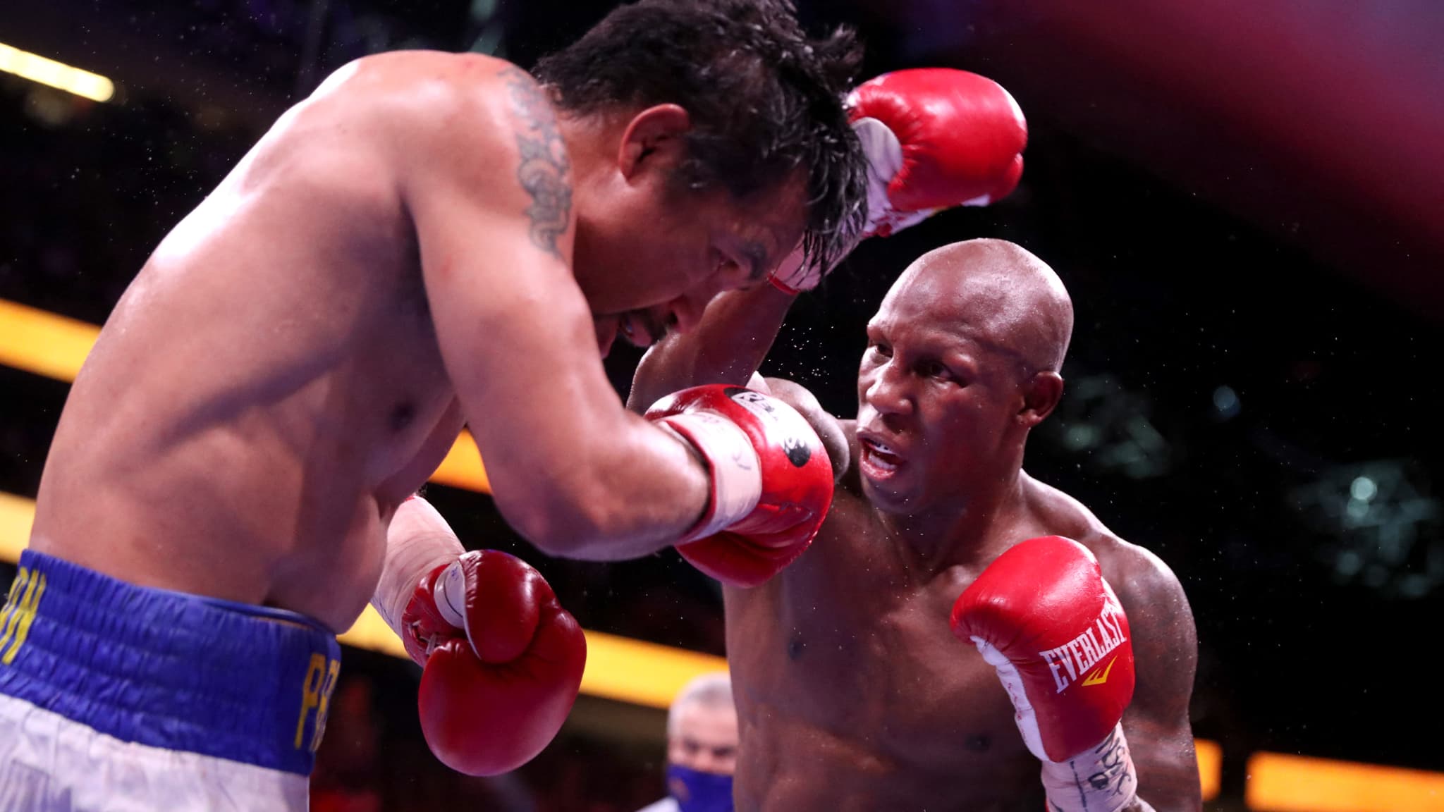Yordenis Ugas (de face) lors de son combat face à Manny Pacquiao en août 2021 Yordenis Ugas (de face) lors de son combat face à Manny Pacquiao en août 2021