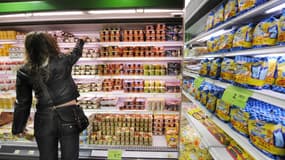 Une personne prend un produit sur le rayonnage d'un magasin de déstockage alimentaire, le 07 mars 2009, à Marseille.