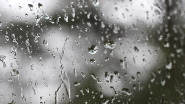 Une fenêtre recouverte de gouttes de pluies.