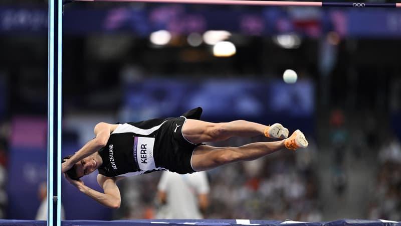 Le Néo-zélandais Hamish Kerr passe sous la barre en finale du saut en hauteur le 10 août 2024