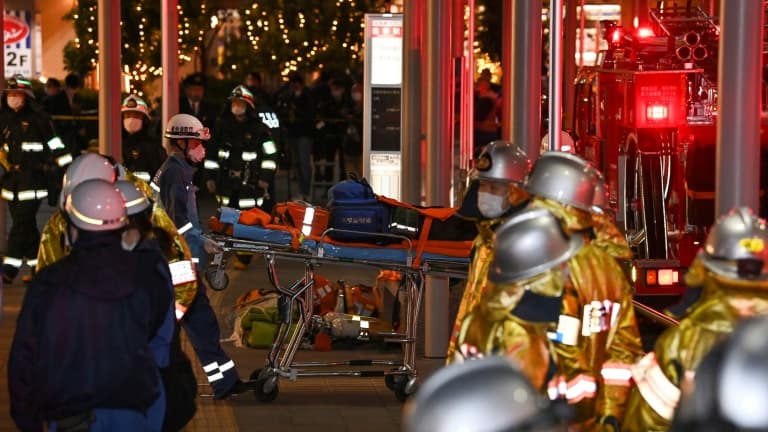 Des secouristes évacuent un blessé de l'attaque au couteau dans un train, à Tokyo, le 31 octobre 2021