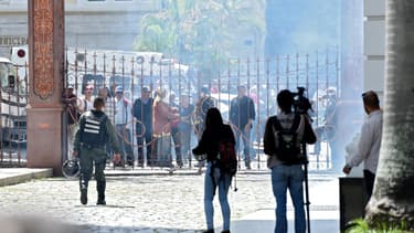 Des partisans de Nicolas Maduro devant les grilles du Parlement, à Caracas, le 5 juillet 2017.