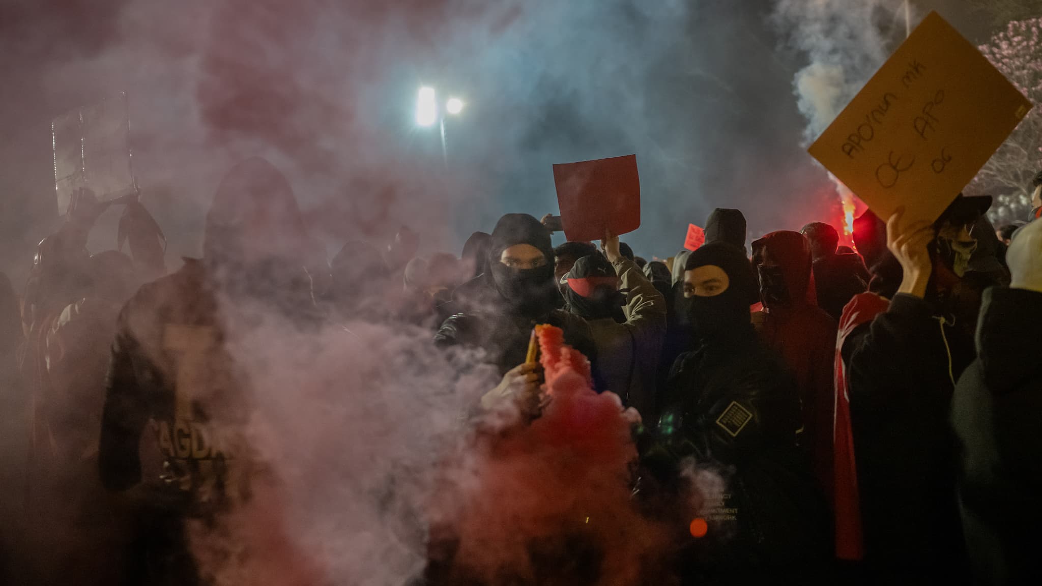 Des manifestants brandissent des fumigènes violets lors d'un rassemblement de soutien au maire arrêté d'Istanbul, à Istanbul (Turquie), le 25 mars 2025.