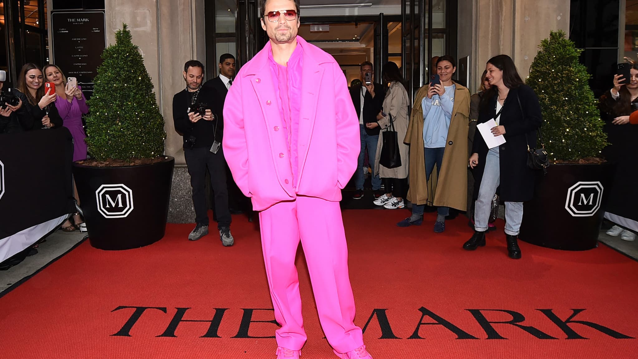 L'acteur roumano-américain Sebastian Stan en Valentino juste avant de fouler le tapis rouge du gala du Met le 2 mai 2022 (photo d'illustration)