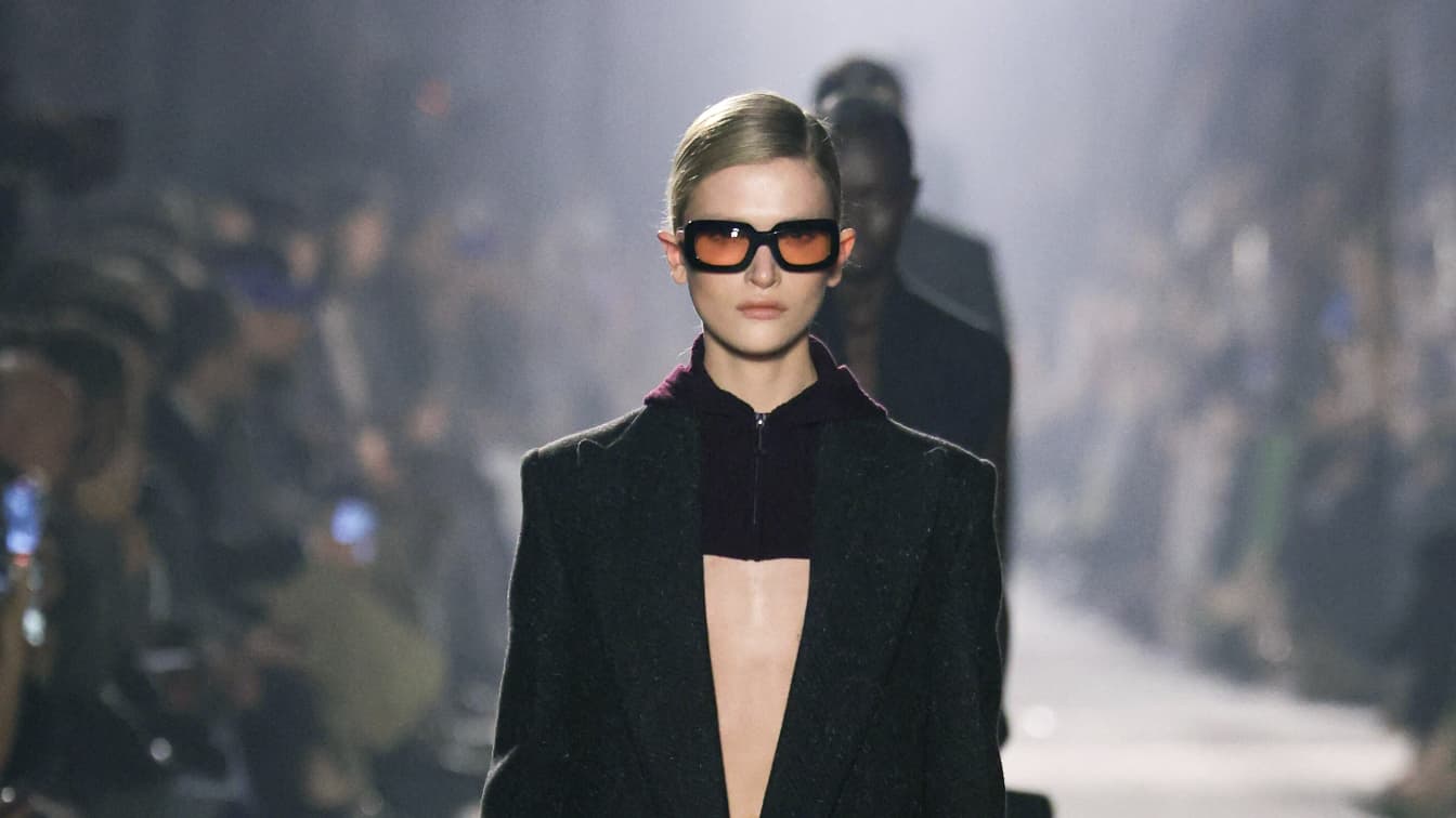 Costumes masculins et détails sensuels... Retour sur le défilé automne-hiver 2025-2026 de victoria beckham