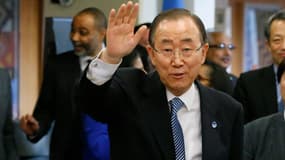 Ban Ki-moon fait un signe de la main en quittant les locaux de l'ONU à New York, le 30 décembre 2016. 