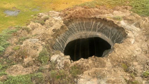 Photo du premier cratère découvert dans la région de Yamal en Sibérie.