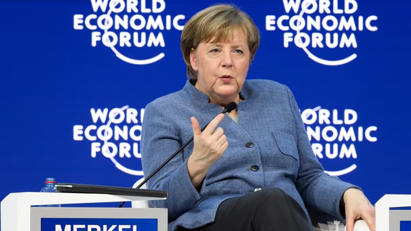 Angela Merkel a mis de côté les négociations politiques allemandes pour un déplacement à Davos. 