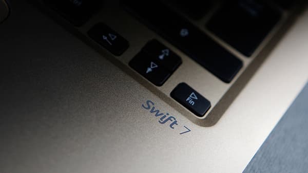En aluminium brossé champagne et noir, le boîtier dit unibody de l'Acer Swift 7 est aussi plaisant à toucher qu'à regarder !