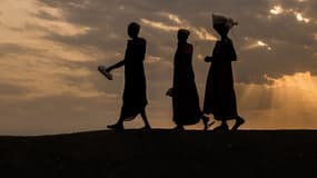 Trois femmes sud-soudanaises marchant aux alentours de Bentiu, le 13 février 2018