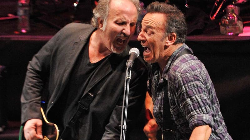 Bruce Springsteen et Joe Grushecky en concert en 2012. Les deux musiciens ont cosigné le 19 avril une chanson anti-Trump.