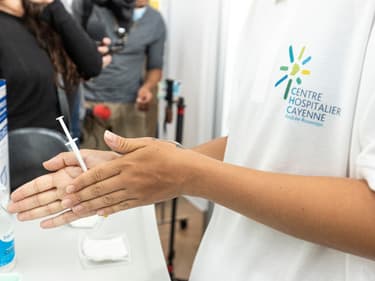 Une infirmière préparant une dose de vaccin Pfizer à Cayenne