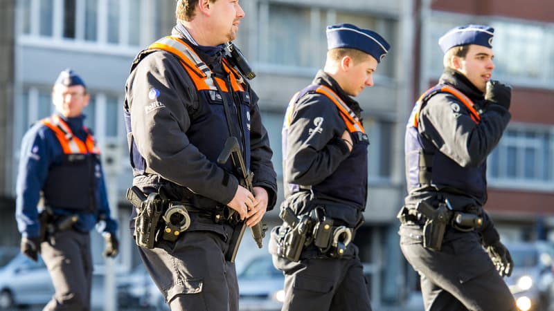 Les policiers patrouillent dans le quartier juif d'Anvers, le 16 Janvier 2015, au lendemain d'une opération antiterroriste.