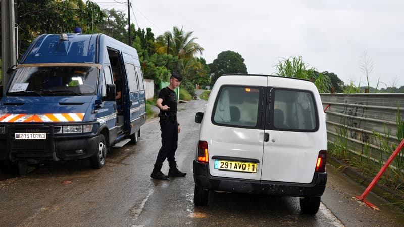 Des gendarmes français bouclent une route le 30 juin 2013 à Petit-Bourg, dans les Caraïbes françaises de l'île de Guadeloupe. (Photo d'illustration)