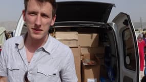 Lotage américain Peter Kassig devant un camion près de la frontière syrienne fin 2012.