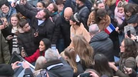 Ève Gilles, Miss France 2024, acclamée par la foule lors de son retour dans son village natal à Quaëdypre (Nord) le 20 décembre 2023.