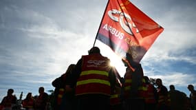 Un drapeau de la CGT dans une manifestation à Nantes le 2 octobre 2025