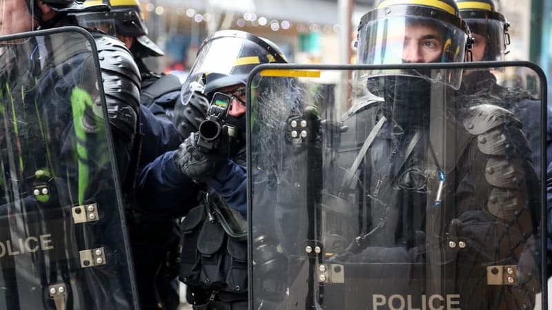 Des forces de l'ordre en train de viser des gilets jaunes lors d'une manifestation à Paris le 5 janvier 2019 (Photo d'illustration).