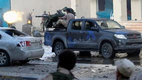 Combattants du Conseil national de transition (CNT) libyen lors d'une attaque visant les forces fidèls à Mouammar Kadhafi à Syrte. Le CNT a envoyé vendredi des blindés en renfort à Syrte, à 450 km à l'est de Tripoli, pour tenter d'écraser les dernières po