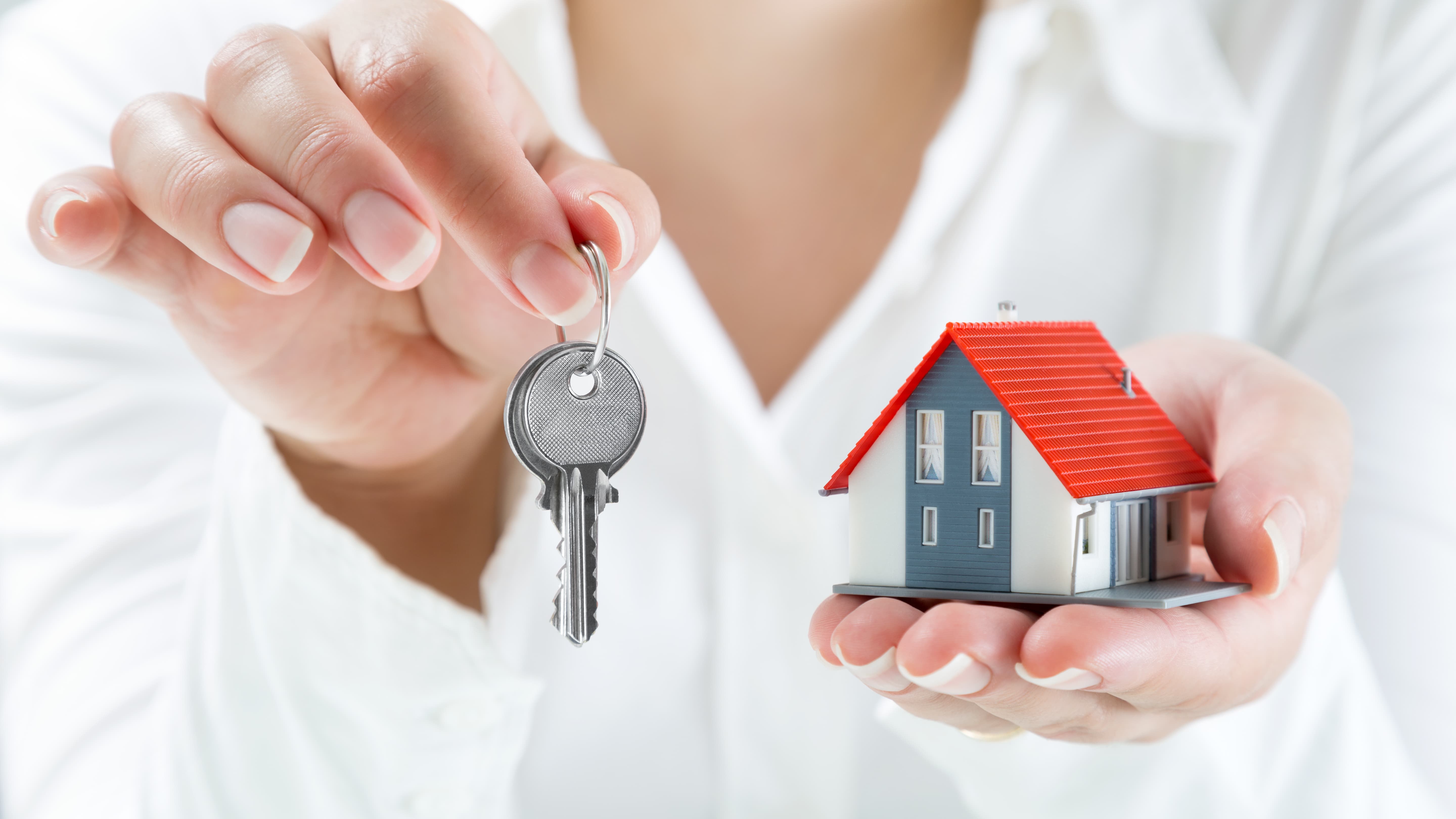 Услуги покупки недвижимости. Домик с ключами. Ключи от квартиры в руке. «Ключи к дому». Недвижимость.
