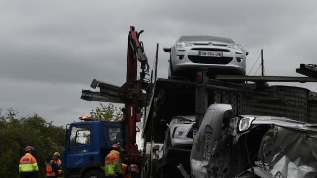 Un camion accidenté sur l'A13 en avril 2016 près des Mureaux, en banlieue parisienne
